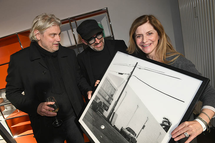 Frank Meiling, der Fotok&uuml;nstler Bart Kuykens und die Regisseurin Sharon von Wietersheim zeigen sich bei der Photo & NFT Vernissage with Auction des Fotok&uuml;nstlers Bart Kuykens im USM Showroom &copy;Fotos &bdquo;Felix H&ouml;rhager&ldquo;